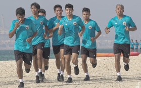 Đến UAE, đối thủ của tuyển Việt Nam cho cầu thủ chơi đùa trên bãi biển và "ra lệnh" ăn... hết công suất