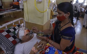 Hàng nghìn người phải cắt bỏ mắt: Căn bệnh chết chóc "hợp sức" với Covid-19 tàn phá Ấn Độ