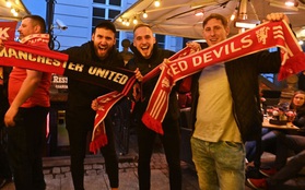 Fan MU bị những kẻ mặc đồ đen phục kích tấn công trước chung kết Europa League