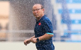 HLV Park Hang-seo hoảng hốt "chạy té khói" vì vòi tưới nước ở sân Al Maktoum
