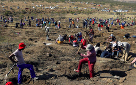 Dân đổ xô đến ngôi làng Nam Phi tìm vận may sau phát hiện bất ngờ