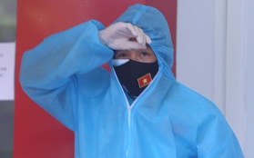 Tiền vệ tuyển Việt Nam khiến đồng đội lo lắng khi nhiệt độ cơ thể cao hơn bình thường