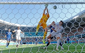 KHÔNG THỂ TIN NỔI! Thủ môn Slovakia tự đánh bóng vào lưới nhà, biếu bàn thắng cho Tây Ban Nha