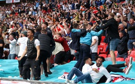 Fan tuyển Anh "quẩy banh nóc", vỡ òa trong niềm hạnh phúc khi đội nhà xuất sắc đánh bại Đức tại Euro