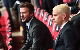 David Beckham trở thành tâm điểm khi dự khán trận Anh - Đức, visual cực đỉnh ở tuổi 46 khiến cậu con trai còn phải chạy dài