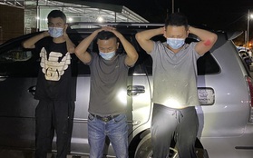 Nhóm người Trung Quốc giả vờ say xe để trốn khai báo y tế, lẩn trốn trong bụi rậm