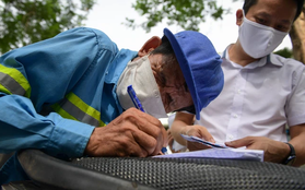 Trao quà tặng 64 công nhân thu gom rác bị nợ lương ở Hà Nội: "Đây không chỉ là tiền mà cao hơn là tình người"