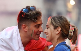 (Từ nước Ý) Nam CĐV tranh thủ cầu hôn bạn gái giữa màn khói pháo sáng, nhan sắc của cặp đôi không phải dạng vừa