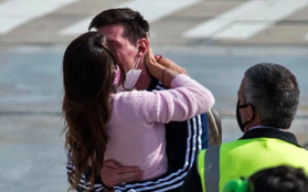 Messi hôn vợ đắm đuối trong ngày trở về quê nhà Argentina sau chức vô địch Nam Mỹ