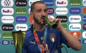 Người hùng tuyển Italy uống cùng lúc cả bia và nước ngọt trong phòng họp báo