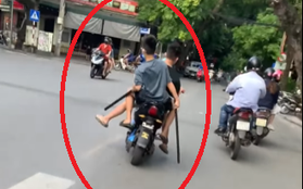 Clip: Nhóm thanh niên đèo 3 trên xe đạp điện, tay lăm lăm gậy gộc lượn phố Hà Nội