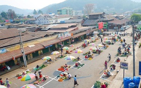 Khu chợ kỳ lạ bày bán giữa lòng đường, ngỡ vi phạm pháp luật nhưng lại là giải pháp cực hay mùa giãn cách