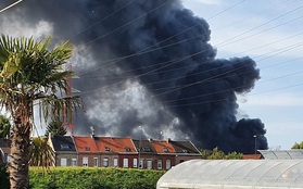 Cháy dữ dội ở miền Bắc nước Pháp, cột khói khổng lồ bốc cao hàng km