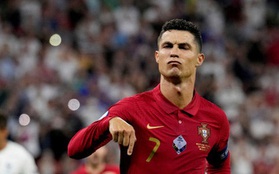 Sau màn ném băng đội trưởng gây tranh cãi, Ronaldo bất ngờ sáng cửa có danh hiệu Euro 2020