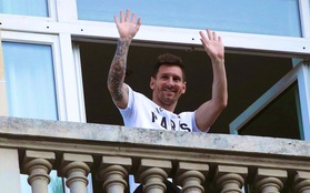 Messi không thể ngừng cười khi vẫy tay chào fan PSG từ ban công khách sạn