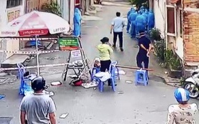 Công an mặc đồ bảo hộ khống chế đối tượng F0 đánh đập cha mẹ ở Sài Gòn