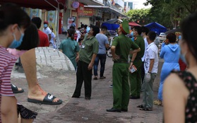 Hà Nội: Đang xét nghiệm Covid-19, nhiều người thót tim vì viên gạch men rơi từ tầng cao chung cư xuống