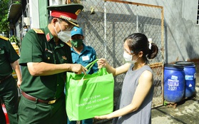 Quân đội vừa chuyển hàng ngàn phần quà tới người dân TP.HCM