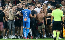 Hỗn loạn ở giải VĐQG Pháp: Cầu thủ choảng nhau với hooligan khiến trận đấu bị tạm hoãn