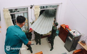 Quân đội giúp người dân sửa lại nhà bị tốc mái do gió lốc ở TP.HCM
