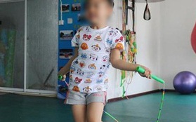 Bị mẹ ép nhảy dây 3.000 cái/ngày, bé gái 13 tuổi suýt hỏng đầu gối
