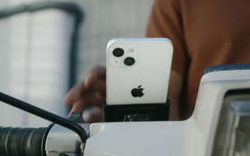 Apple "quay xe": Hôm trước vừa khuyến cáo người dùng không nên gắn iPhone lên xe máy, hôm sau đã tung quảng cáo iPhone 13... được gắn lên xe máy