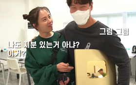 Jong Kook khoe nút Vàng, nút Bạc YouTube với hội Running Man nhưng chỉ Ji Hyo được hưởng đặc quyền