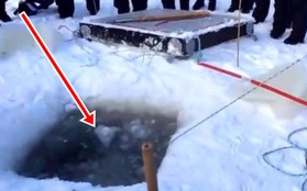 Thấy nhóm người đào hố trên mặt băng rồi kéo lên 1 bọc lớn, ai cũng trầm trồ khi nhìn thấy thứ bên trong