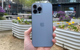 "Bóc tem" iPhone 13 Pro Max phiên bản màu Sierra Blue trong ngày mở bán