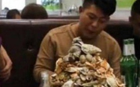 Ngồi ăn buffet suốt 5 tiếng không có ý định về, nam thanh niên lập tức đứng dậy sau khi nhận "quà" của chủ nhà hàng