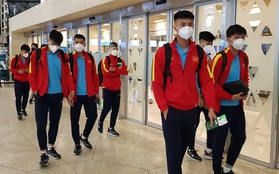 Đội tuyển Việt Nam mệt mỏi ra sân bay về nước sau trận khổ chiến với tuyển Saudi Arabia