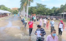 Dân Bình Dương háo hức đi tiêm vắc xin khi nghe tin "ai đã tiêm được thông hành"