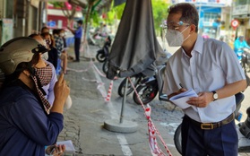 Bí thư Đà Nẵng trực tiếp đến chợ thăm hỏi và khảo sát người dân về các chính sách hỗ trợ