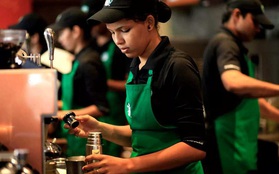 "Luật ngầm" trong mỗi cửa hàng Starbucks khiến nhân viên không được xịt nước hoa, sơn móng tay hay… nhíu mày, đọc xong chỉ muốn "tiền đình"!