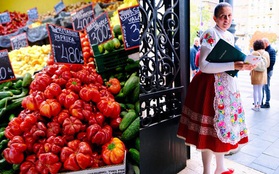Người Việt kể chuyện đi "Chợ Lớn" ở Hungary, nhìn những gian hàng choáng ngợp mà cảm giác thân thuộc như "Sài Gòn quê mình"