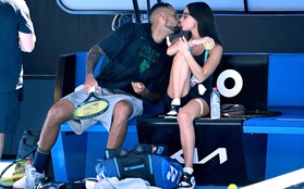 Quên scandal của Djokovic đi, Australian Open vẫn "nóng" với màn thể hiện tình cảm thái quá của trai hư Kyrgios và bạn gái ngay trên sân