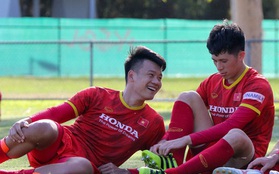 Thành Chung, Tô Văn Vũ cười tít mắt sau buổi thi đấu đối kháng của tuyển Việt Nam