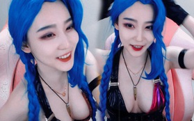 Tự phấn khích với sự sexy khi cosplay Jinx của chính mình, nữ streamer tạo "101 dáng" trước ống kính máy quay