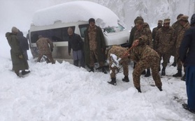 21 người chết rét trong ô tô ở Pakistan do tắc đường giữa mưa tuyết