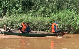 Theo mẹ đi thả cá phóng sinh, bé trai 2 tuổi rơi xuống sông mất tích