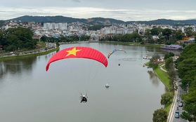 Đà Lạt có dịch vụ bay dù lượn ngắm cảnh trên hồ Xuân Hương