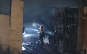 Hà Nội: Cơ sở chuyên đóng đồ gỗ bốc cháy giữa đêm