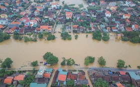 Nước sông Kiến Giang lên nhanh, cả làng ôm đồ chạy lũ trong đêm