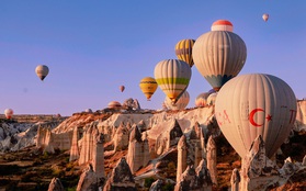 Bay khinh khí cầu trên những kỳ quan ở Cappadocia