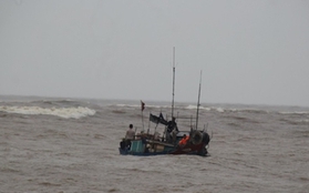 Tàu cá chở 2 ngư dân Quảng Trị bị sóng đánh chìm trên biển