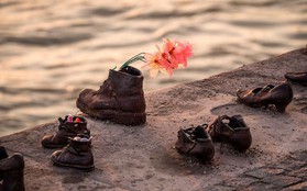 Câu chuyện đằng sau những đôi giày sắt bên bờ sông