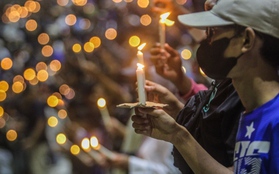 Bạo loạn bóng đá ở Indonesia: Người dân thắp nến cầu nguyện xuyên đêm