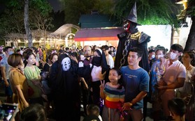 Ảnh: Đông nghịt người đổ về phố đi bộ Hồ Gươm chơi Halloween sớm