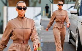 Kim Kardashian mặc đồ kín đáo ra sân ủng hộ con gái thi đấu bóng rổ