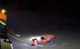 Cảnh sát lao xuống sông Hồng cứu người đàn ông nhảy cầu Chương Dương